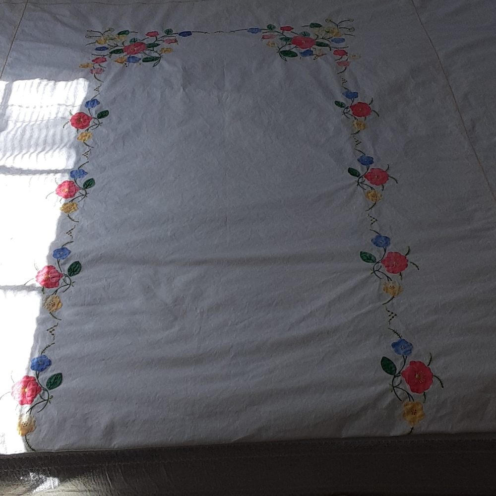 Handmade applications tablecloth and napkins